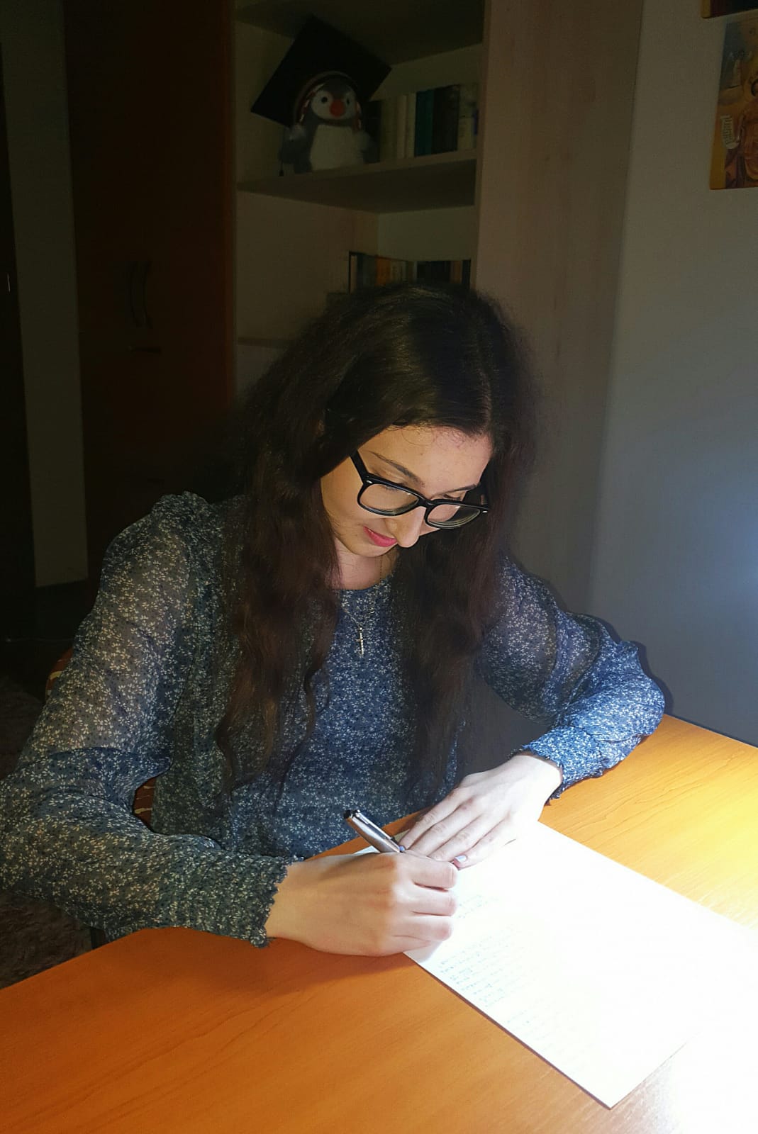 Corina Dimitriu, studentă, scriind la birou